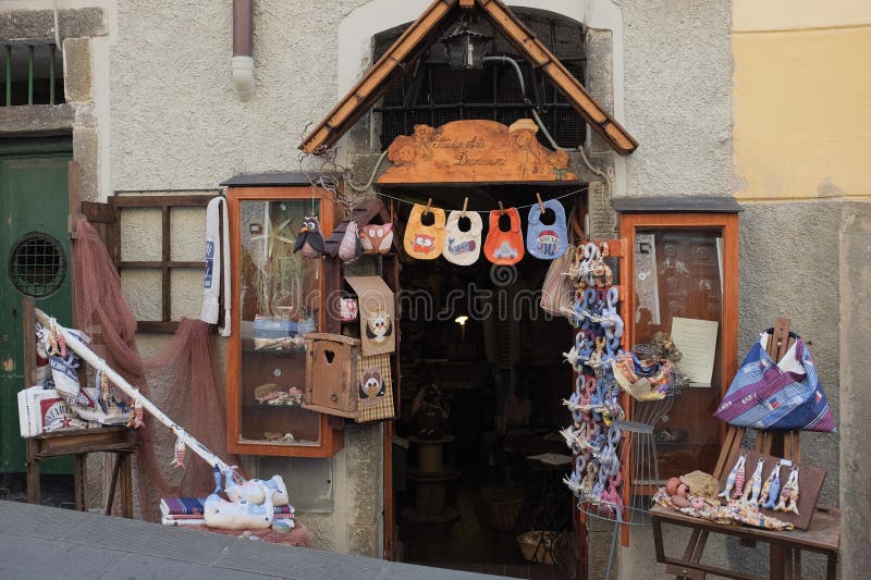 Cinque terre italia decorazioni decorazioni scalefront un negozio che vende souvenir locali a riomaggiore una città costiera. fotografie stock