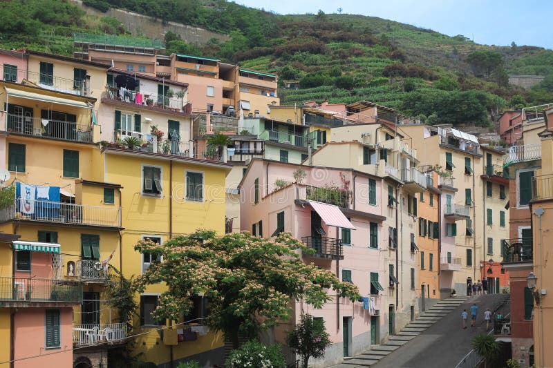 Cinque terre italia vista della strada principale tra le case colorate di riomaggiore una città costiera sulla riviera italiana. fotografia stock