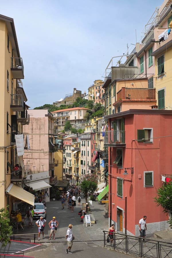 Cinque terre italia vista della strada principale tra le case colorate di riomaggiore una città di mare turistico sulla riviera it immagini stock libere da diritti