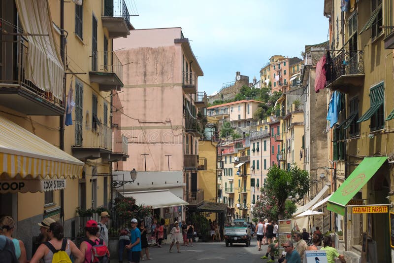 Cinque terre italia vista della strada principale tra le case colorate di riomaggiore una città di mare turistico sulla riviera it fotografia stock libera da diritti
