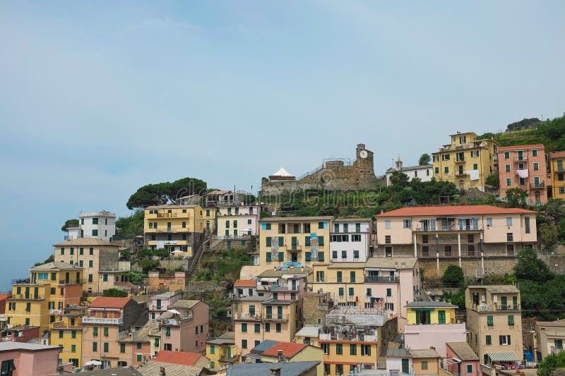 Cinque terre italia vista di case colorate a riomaggiore una città costiera sulla riviera italiana. vacanze estive fotografie stock