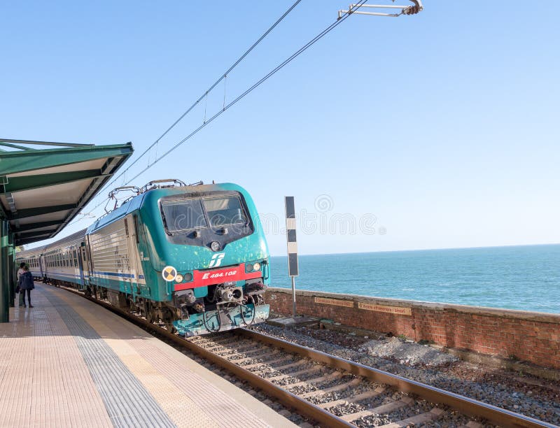 CINQUE TERRE, ITALIE - 7 AVRIL 2013 : Train le long de côte italienne photo stock CINQUE TERRE, ITALIE - 7 AVRIL 2013 : Train le long de côte italienne photo stock