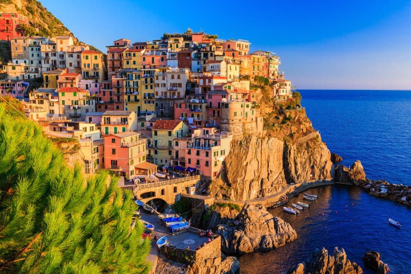 Manarola vesnice při západu slunce.