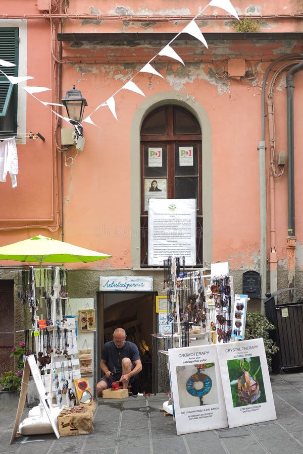 Cinque terre italy maschio artista lavora fuori artistartigianeria un pittoresco negozio locale che vende gioielli fatti a mano co fotografia stock libera da diritti