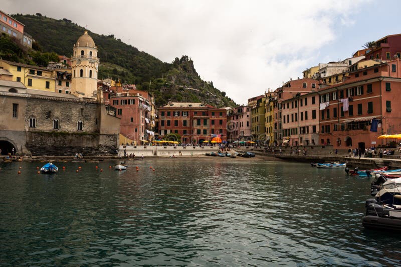 Cinque Terre, Itália 12 de maio de 2018 Construções coloridas do terre do cinque, no italiano Toscânia Cidade do turista na costa fotos de stock royalty free Cinque Terre, Itália 12 de maio de 2018 Construções coloridas do terre do cinque, no italiano Toscânia Cidade do turista na costa fotos de stock royalty free