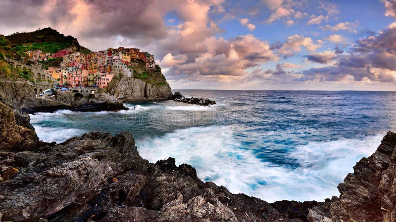 Cinque Terre, Manarola на заходе солнца в временени, панорамном взгляде стоковые изображения rf Cinque Terre, Manarola на заходе солнца в временени, панорамном взгляде стоковые изображения rf