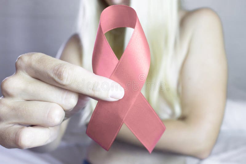 Cinta rosada de la conciencia del cáncer de pecho de la mujer que necesita mostrar concepto de la atención sanitaria foto de archivo Cinta rosada de la conciencia del cáncer de pecho de la mujer que necesita mostrar concepto de la atención sanitaria foto de archivo