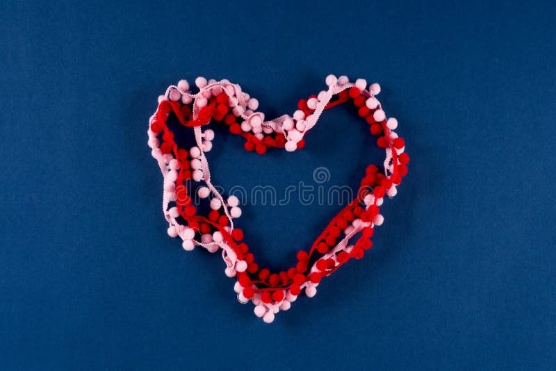 Cintas pompom rosas y rojas en el fondo de color clásico azul 2020 Concepto de San Valentín 14 de febrero fotografía de archivo libre de regalías Cintas pompom rosas y rojas en el fondo de color clásico azul 2020 Concepto de San Valentín 14 de febrero fotografía de archivo libre de regalías