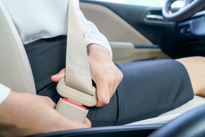 Cinto de segurança da asseguração da mulher de negócios no carro antes de conduzir imagens de stock Cinto de segurança da asseguração da mulher de negócios no carro antes de conduzir imagens de stock