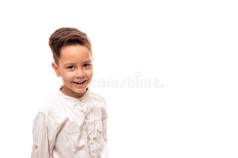 Cintura encima del retrato de un pequeño muchacho sonriente, aislado imagen de archivo Cintura encima del retrato de un pequeño muchacho sonriente, aislado imagen de archivo