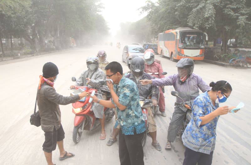 Cinzas vulcânicas da erupção do Monte Kelud fotos de stock