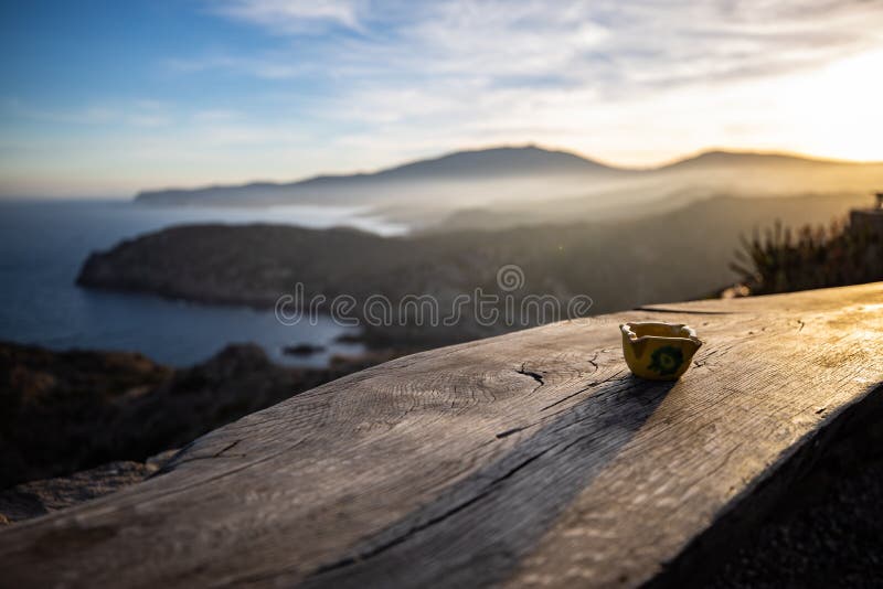 Cinzeiro em uma placa de madeira com a sombra criada pela luz do por do sol foto de stock Cinzeiro em uma placa de madeira com a sombra criada pela luz do por do sol foto de stock