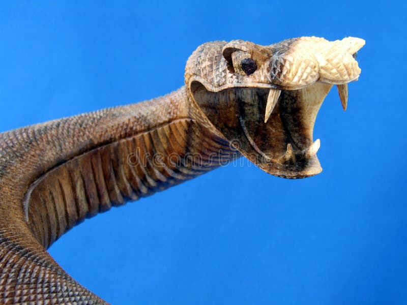 Escultura em madeira de cobra ou serpente imagens de stock royalty free