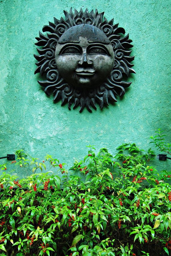 Escultura em madeira de sol vintage imagem de stock