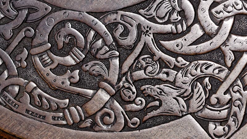 Escultura em madeira Viking de um lobo imagens de stock royalty free