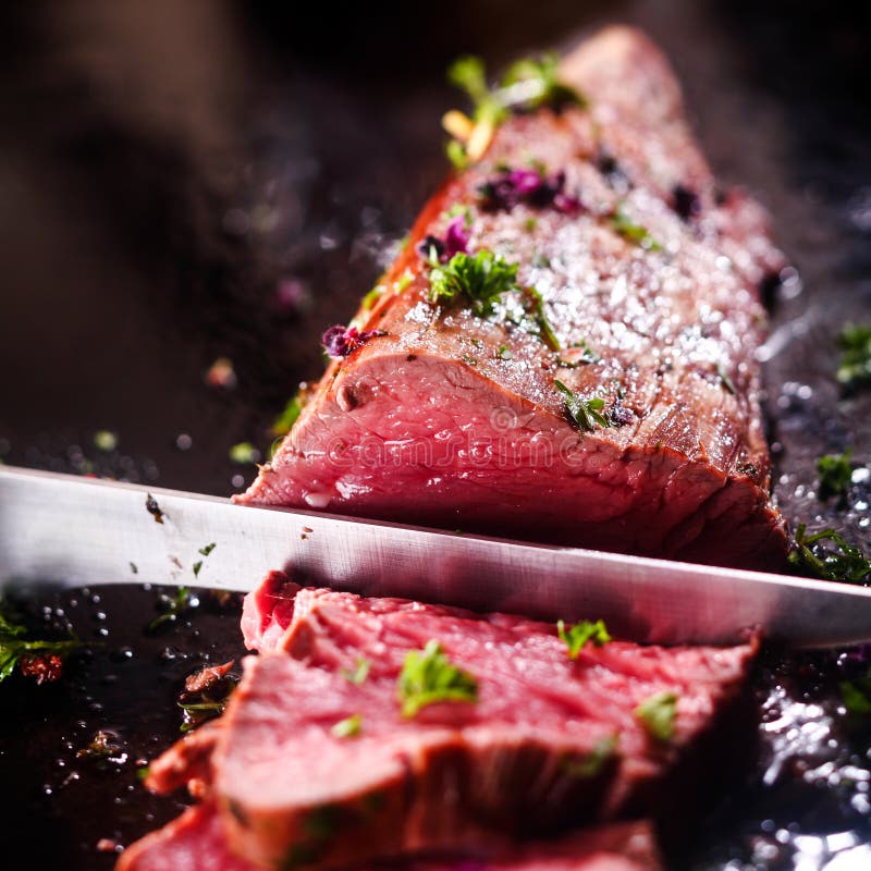 Cinzelando uma parcela de carne assada rara fotografia de stock Cinzelando uma parcela de carne assada rara fotografia de stock