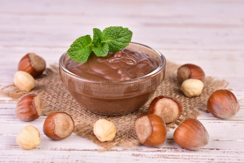 Cioccolata spalmata con nocciole. Panna al cioccolatoCloseup. immagini stock