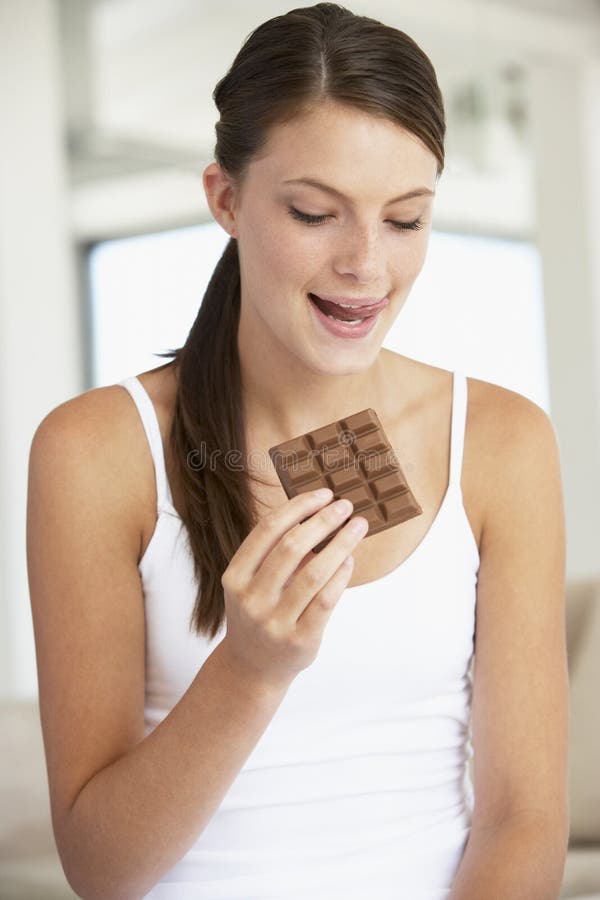cioccolato che mangia i giovani della donna fotografia stock libera da diritti cioccolato che mangia i giovani della donna fotografia stock libera da diritti