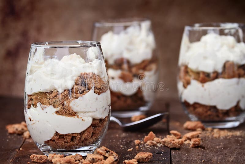 Cioccolato Chip Cookie Cheesecake Parfaits fotografie stock libere da diritti Cioccolato Chip Cookie Cheesecake Parfaits fotografie stock libere da diritti
