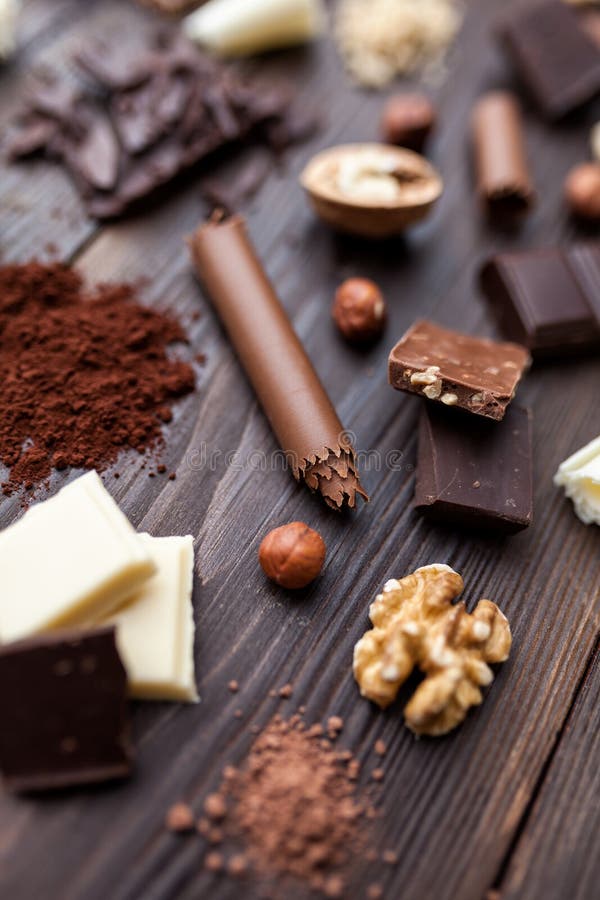Cioccolato delizioso su fondo di legno