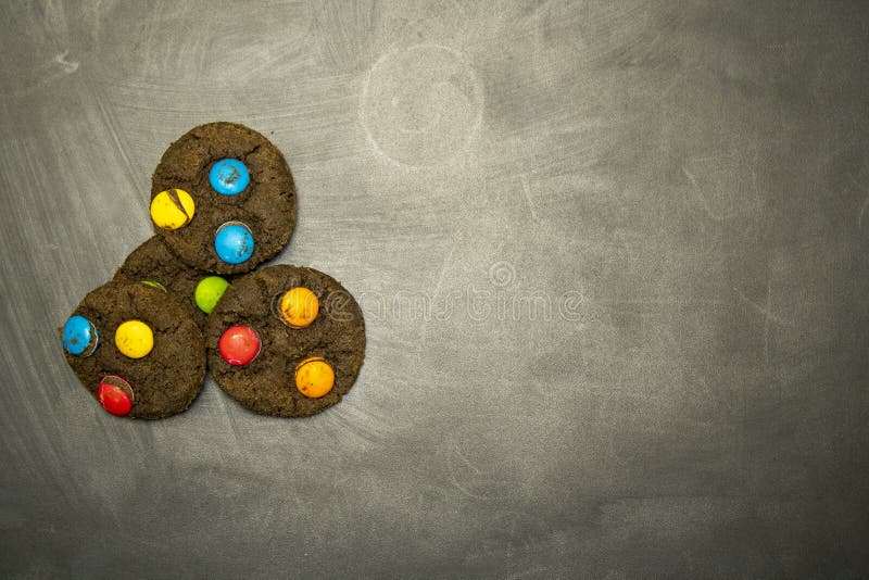 Cioccolato e caramelle colorate al cioccolato su fondo nero fotografia stock libera da diritti Cioccolato e caramelle colorate al cioccolato su fondo nero fotografia stock libera da diritti