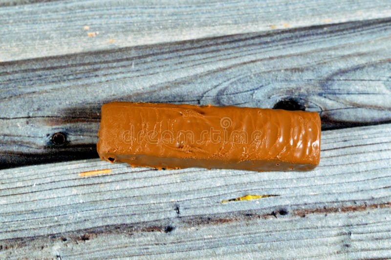 Ciocolată cu caramel, o fuziune delicioasă de arahide cu caramel dulce și un centru cremos, toate acoperite cu lapte fin royalty free stock photos