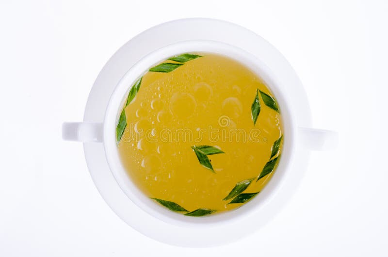 Ciotola bianca con il brodo della carne con le cipolle verdi, isolate fotografie stock