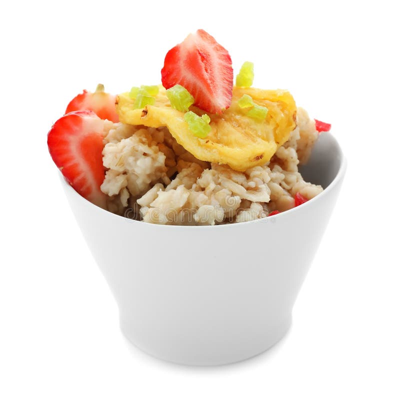 Ciotola con la farina d'avena, la frutta candita e la fragola pronte su fondo bianco immagini stock Ciotola con la farina d'avena, la frutta candita e la fragola pronte su fondo bianco immagini stock