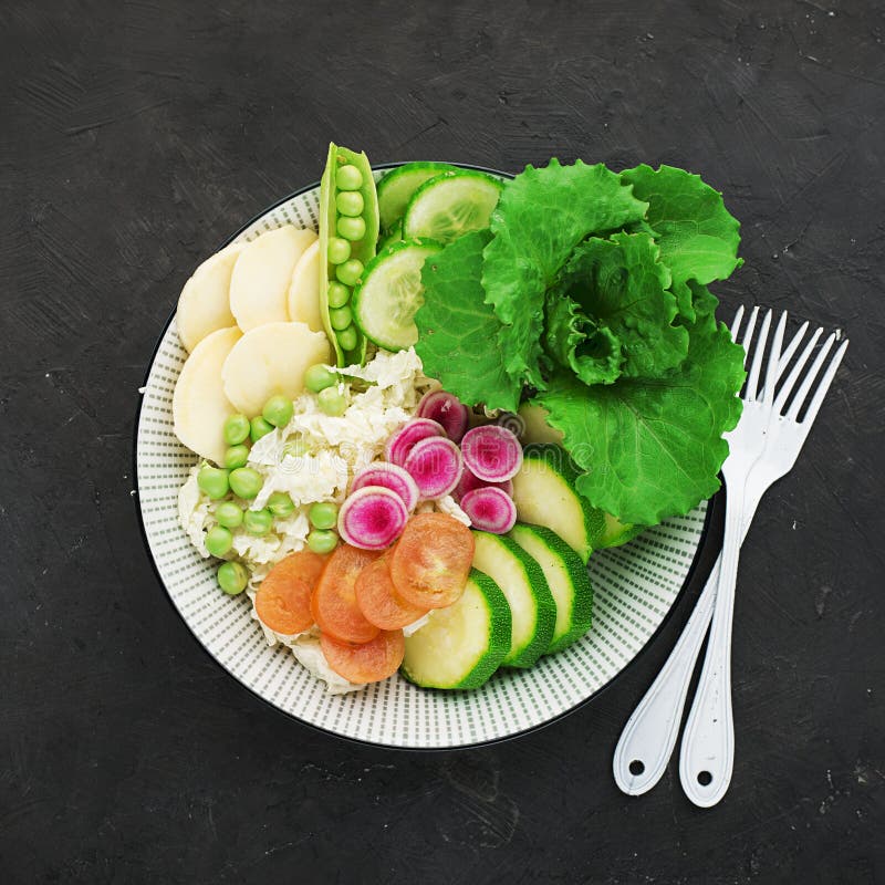 Ciotola della disintossicazione della frutta di estate delle verdure Alimento sano vegetariano Le insalate, lattuga va, lamponi, fotografia stock libera da diritti Ciotola della disintossicazione della frutta di estate delle verdure Alimento sano vegetariano Le insalate, lattuga va, lamponi, fotografia stock libera da diritti