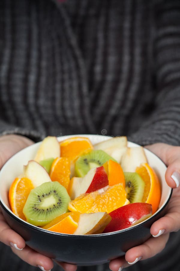 Ciotola della holding della donna di frutta fresca fotografie stock Ciotola della holding della donna di frutta fresca fotografie stock
