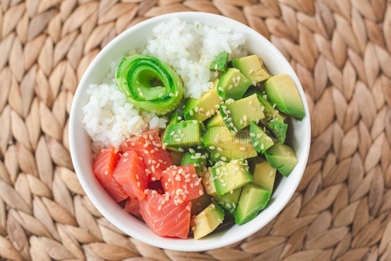 Ciotola di arachide con salmone affumicato lox avocado cetriolo di riso bianco e semi di sesamo. immagine stock libera da diritti