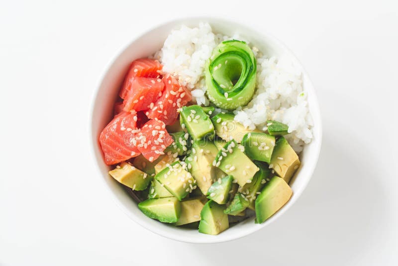 Ciotola di arachide con salmone affumicato lox avocado cetriolo di riso bianco e semi di sesamo. fotografia stock libera da diritti