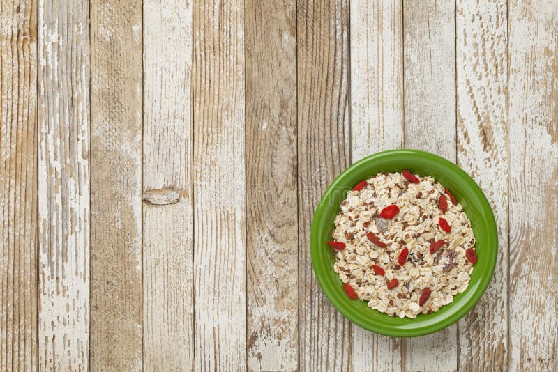 Ciotola di cereale di Muesli fotografia stock libera da diritti Ciotola di cereale di Muesli fotografia stock libera da diritti