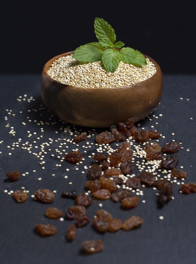 Ciotola di legno riempita di quinoa sull'immagine di sfondo nera immagini stock libere da diritti Ciotola di legno riempita di quinoa sull'immagine di sfondo nera immagini stock libere da diritti