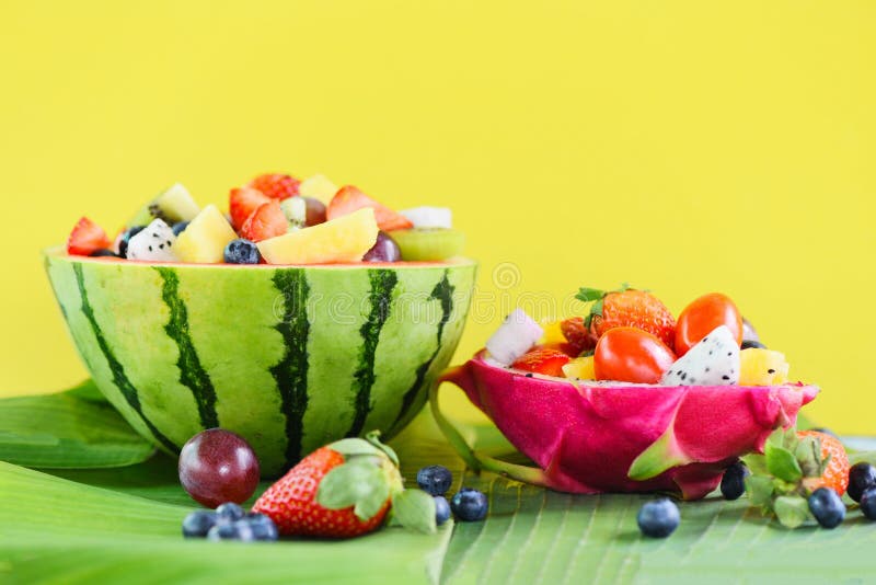 Ciotola di macedonia servita in frutta del drago ed uva arancio dei mirtilli del kiwi delle fragole sane dell'alimento delle verd fotografia stock libera da diritti
