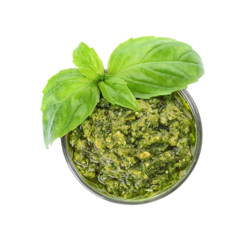 Ciotola di salsa saporita di pesto con le foglie del basilico isolate su bianco fotografie stock libere da diritti Ciotola di salsa saporita di pesto con le foglie del basilico isolate su bianco fotografie stock libere da diritti