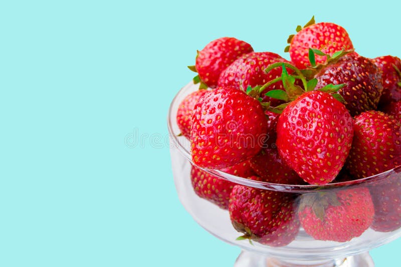 Ciotola di vetro con le fragole mature fresche, spazio per testo, spazio della copia isolato su fondo blu, disposizione, ritaglio fotografie stock libere da diritti Ciotola di vetro con le fragole mature fresche, spazio per testo, spazio della copia isolato su fondo blu, disposizione, ritaglio fotografie stock libere da diritti