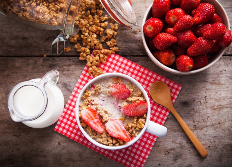 Ciotola sana della prima colazione di latte con granola fotografie stock Ciotola sana della prima colazione di latte con granola fotografie stock