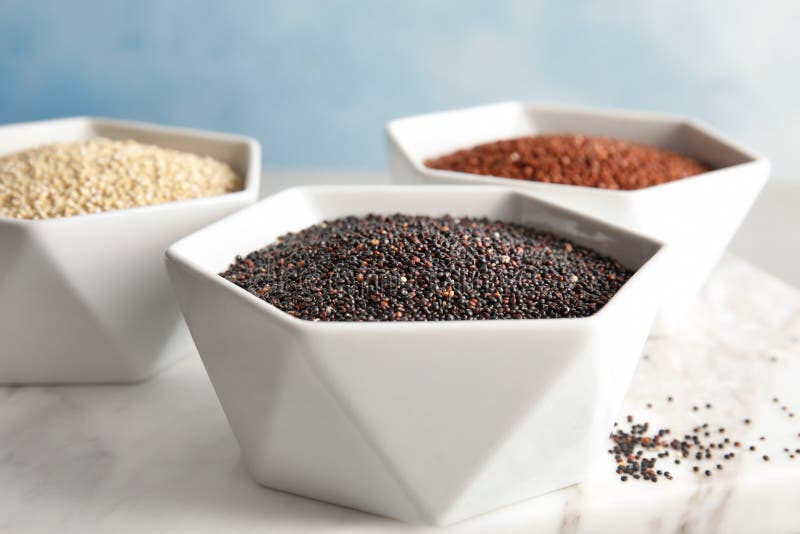Ciotole con differenti tipi di quinoa immagini stock libere da diritti Ciotole con differenti tipi di quinoa immagini stock libere da diritti