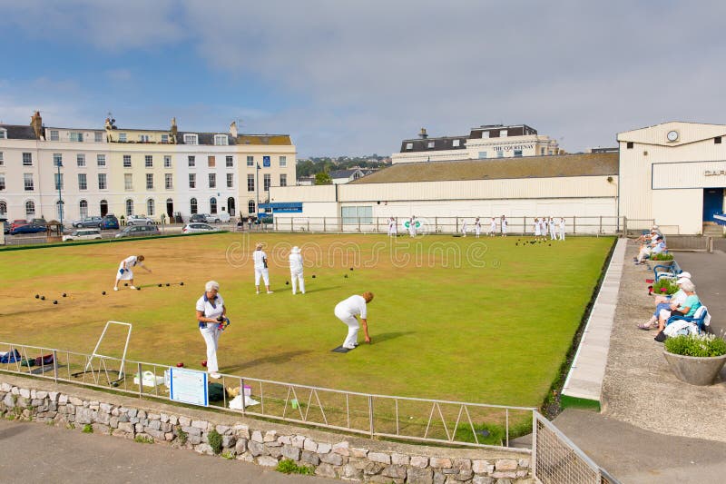 Ciotole delle signore su un campo da bocce Teignmouth Devon fotografia stock Ciotole delle signore su un campo da bocce Teignmouth Devon fotografia stock