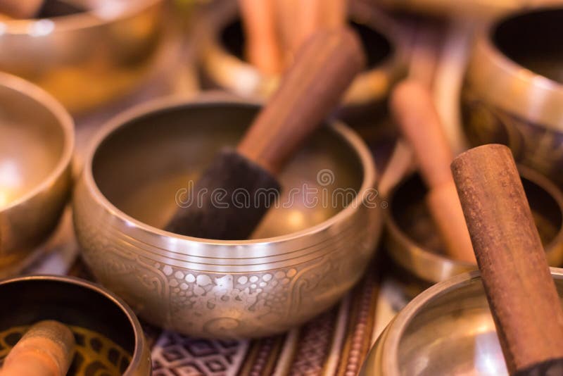 Ciotole tibetane di canto fotografie stock libere da diritti Ciotole tibetane di canto fotografie stock libere da diritti