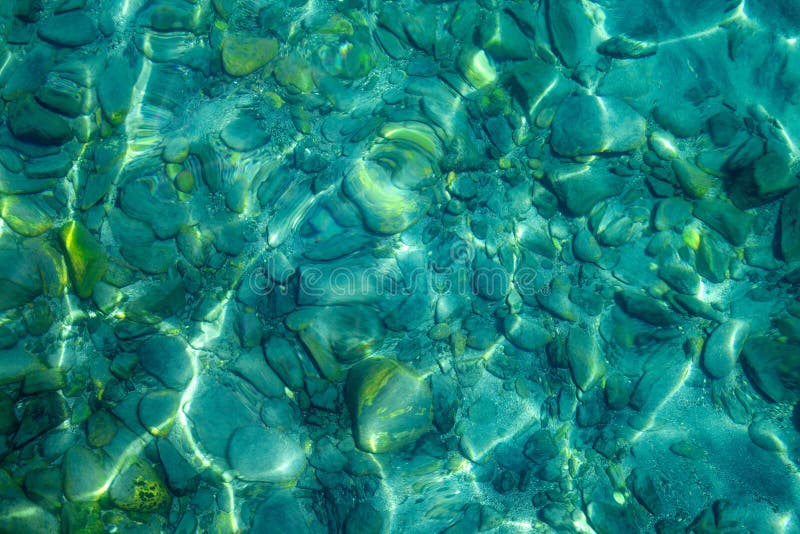 Ciottoli sotto chiara acqua fotografie stock libere da diritti Ciottoli sotto chiara acqua fotografie stock libere da diritti
