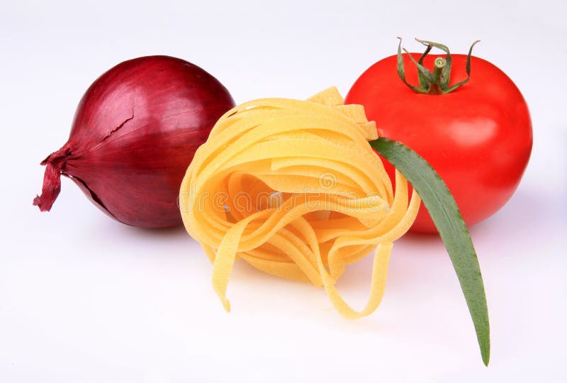 Cipolla, pomodoro e pasta fotografia stock. Immagine di cipolla - 12140670