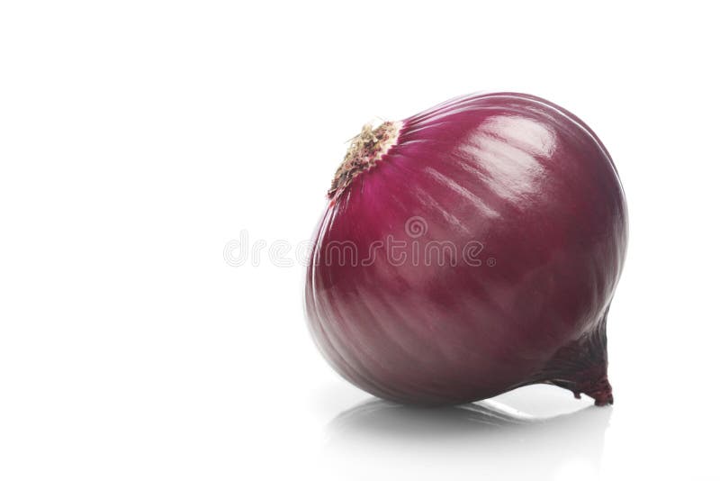 Cipolle rosse su sfondo bianco immagine stock