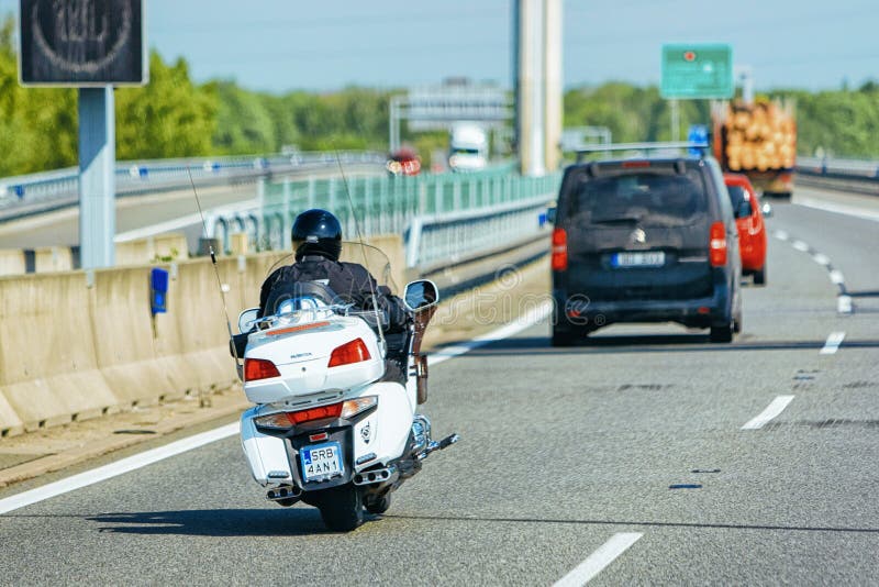 Circa Ostrava Tschechische Republik - 30. April 2018: Motorrad und Autos in der Straße in der Tschechischen Republik stockbild Circa Ostrava Tschechische Republik - 30. April 2018: Motorrad und Autos in der Straße in der Tschechischen Republik stockbild
