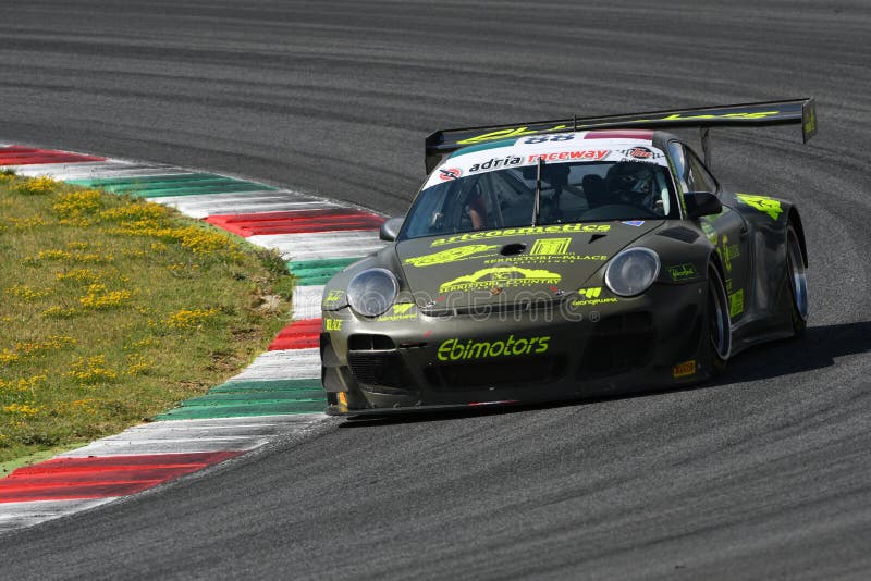 Circuito de mugello italia julio 15 2017 : porsche 997 gt3 ebimotors team driver by venerosi pesciolini paol baccani alessandro ca imágenes de archivo libres de regalías