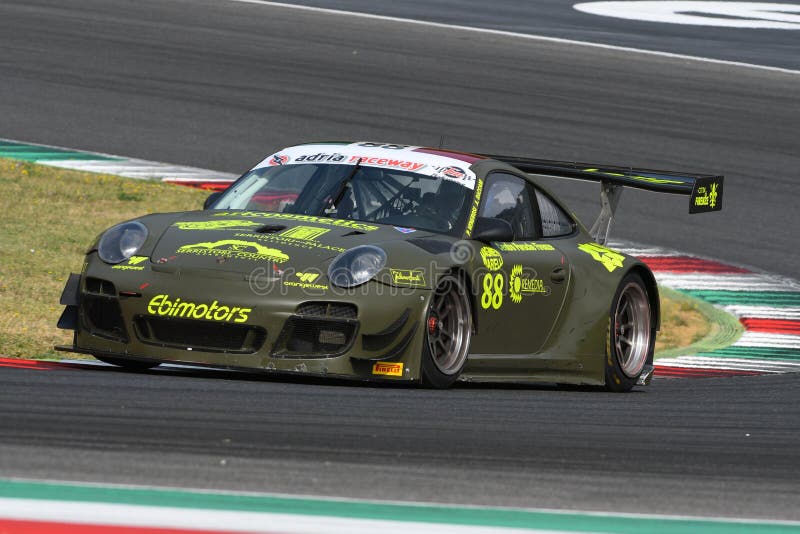 Circuito de mugello italia julio 15 2017 : porsche 997 gt3 ebimotors team driver by venerosi pesciolini paol baccani alessandro ca imágenes de archivo libres de regalías