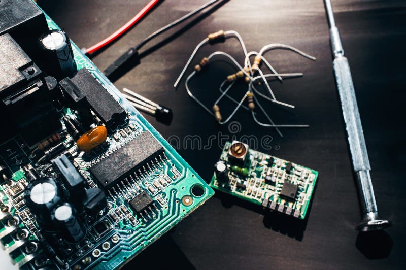 Circuito di computer al primo piano di servizio di riparazione fotografia stock libera da diritti Circuito di computer al primo piano di servizio di riparazione fotografia stock libera da diritti