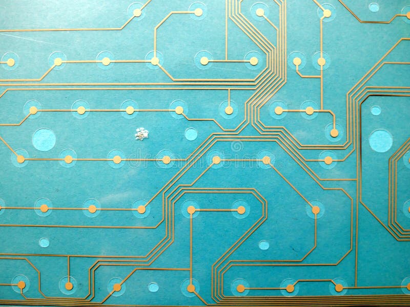 Circuito fatto di plastica con le tracce di circuito su fondo blu Il concetto di tecnologia, di calcolo, elettronica immagini stock Circuito fatto di plastica con le tracce di circuito su fondo blu Il concetto di tecnologia, di calcolo, elettronica immagini stock