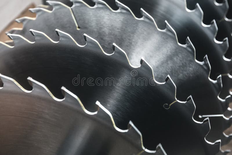 A circular de prata do metal viu as lâminas para o trabalho de madeira como o fundo industrial da ferramenta fotografia de stock royalty free A circular de prata do metal viu as lâminas para o trabalho de madeira como o fundo industrial da ferramenta fotografia de stock royalty free
